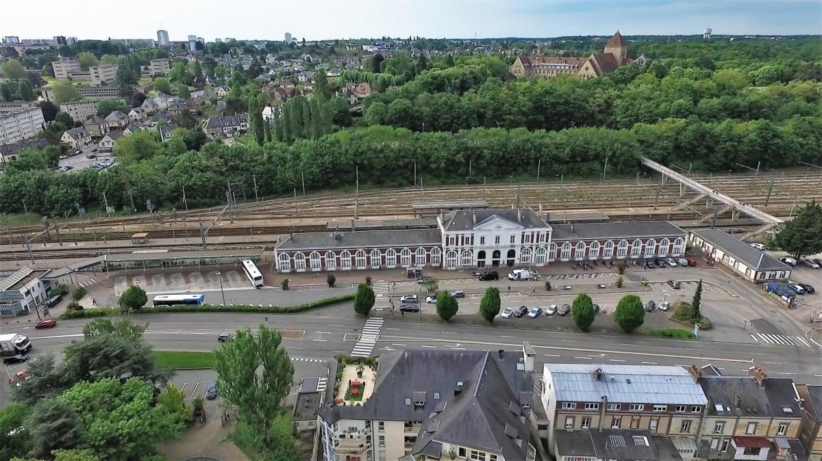 La lettre n°47 evr-la-gare-d-evreux-en-vue-aerienne-par-drone
